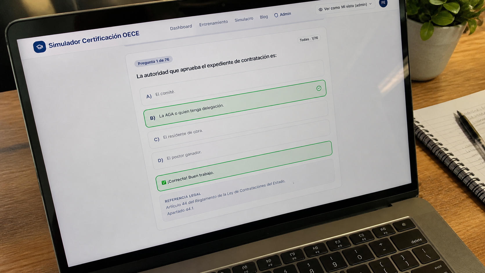 Laptop mostrando el Simulador Certificación OECE con una pregunta de entrenamiento y referencia legal